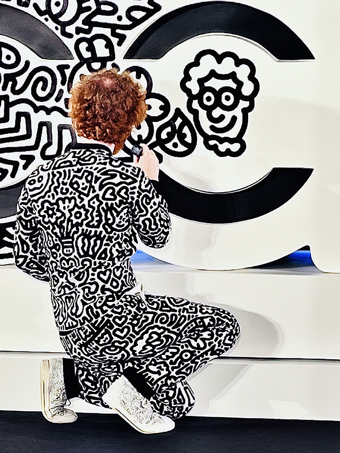 艺术狂想：欢迎来到Mr Doodle的梦幻世界——Mr Doodle（涂鸦先生）即兴创作，点亮澳门之行