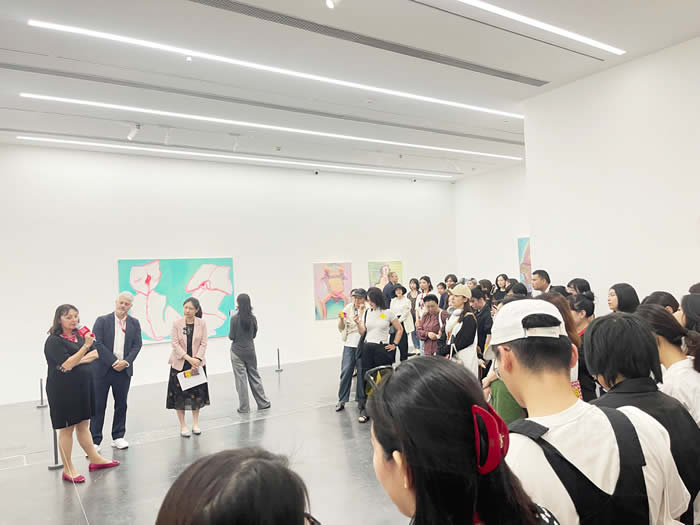 自称“女版毕加索”：她将绘画视为联结内在情感与外在世界的脐带