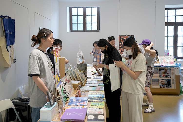 钻下去，长出来：“第八届abC艺术书展