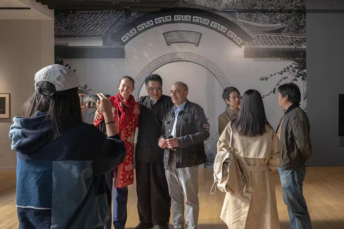 “不远万里”的老安，“平视”中国四十年