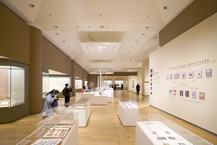 时隔70年再现：百余民间美术工艺品齐聚清华